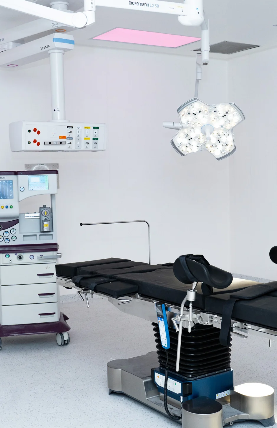Cama médica de operaciones con luminancia y equipo de control.